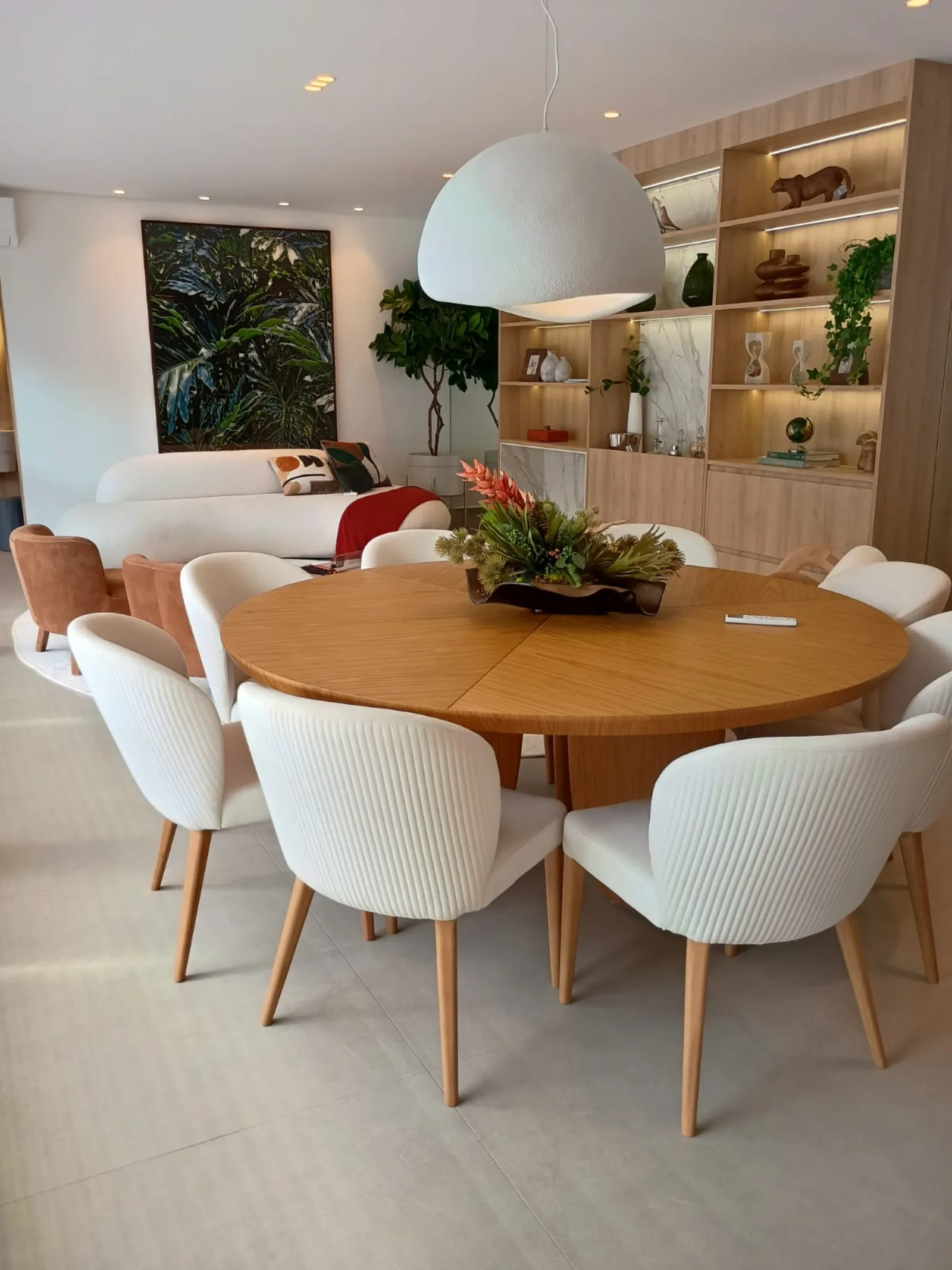 Sala de jantar redonda com pendente esférico