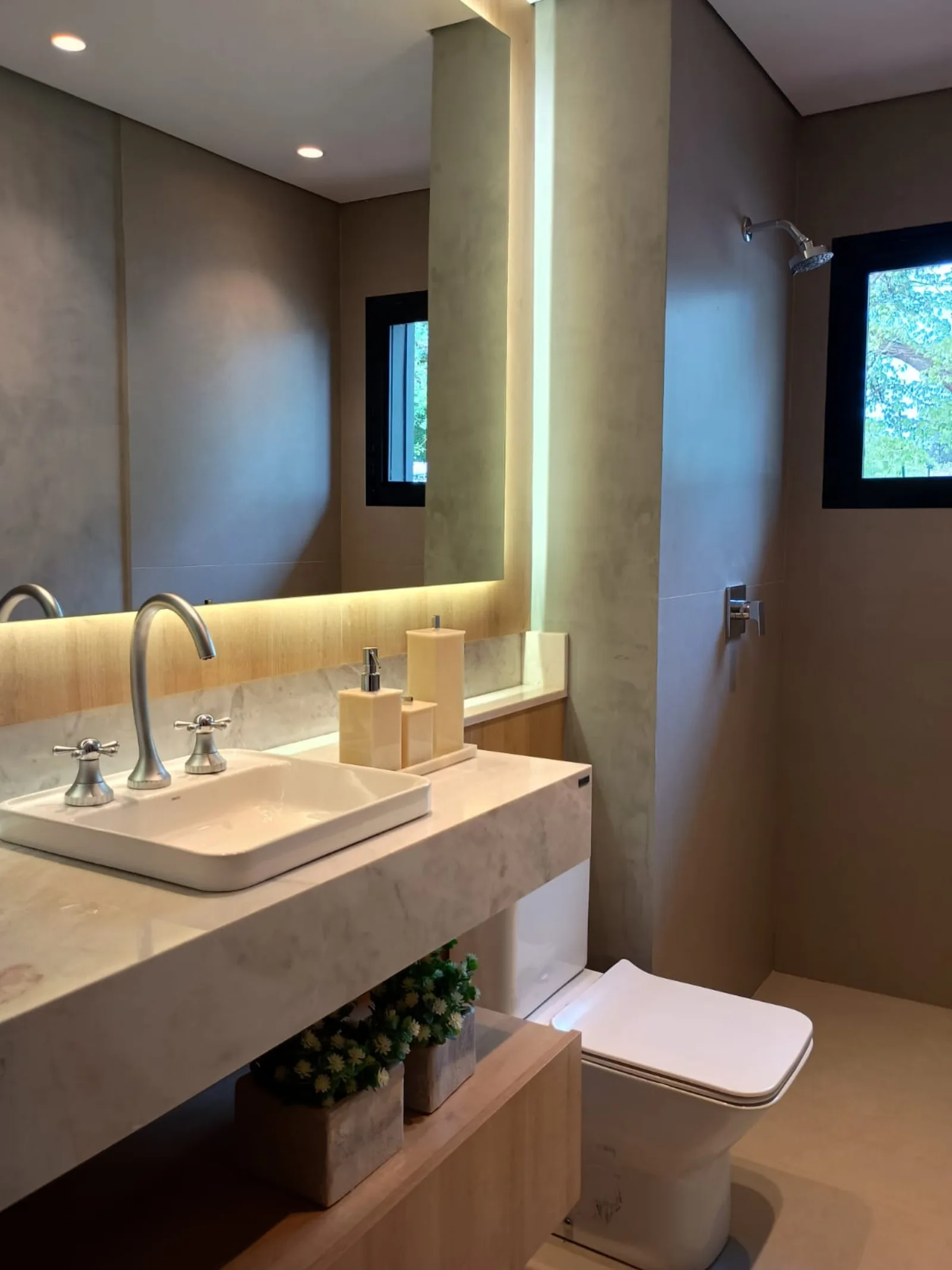 Lavabo com revestimento cinza microcimento e cuba mármore