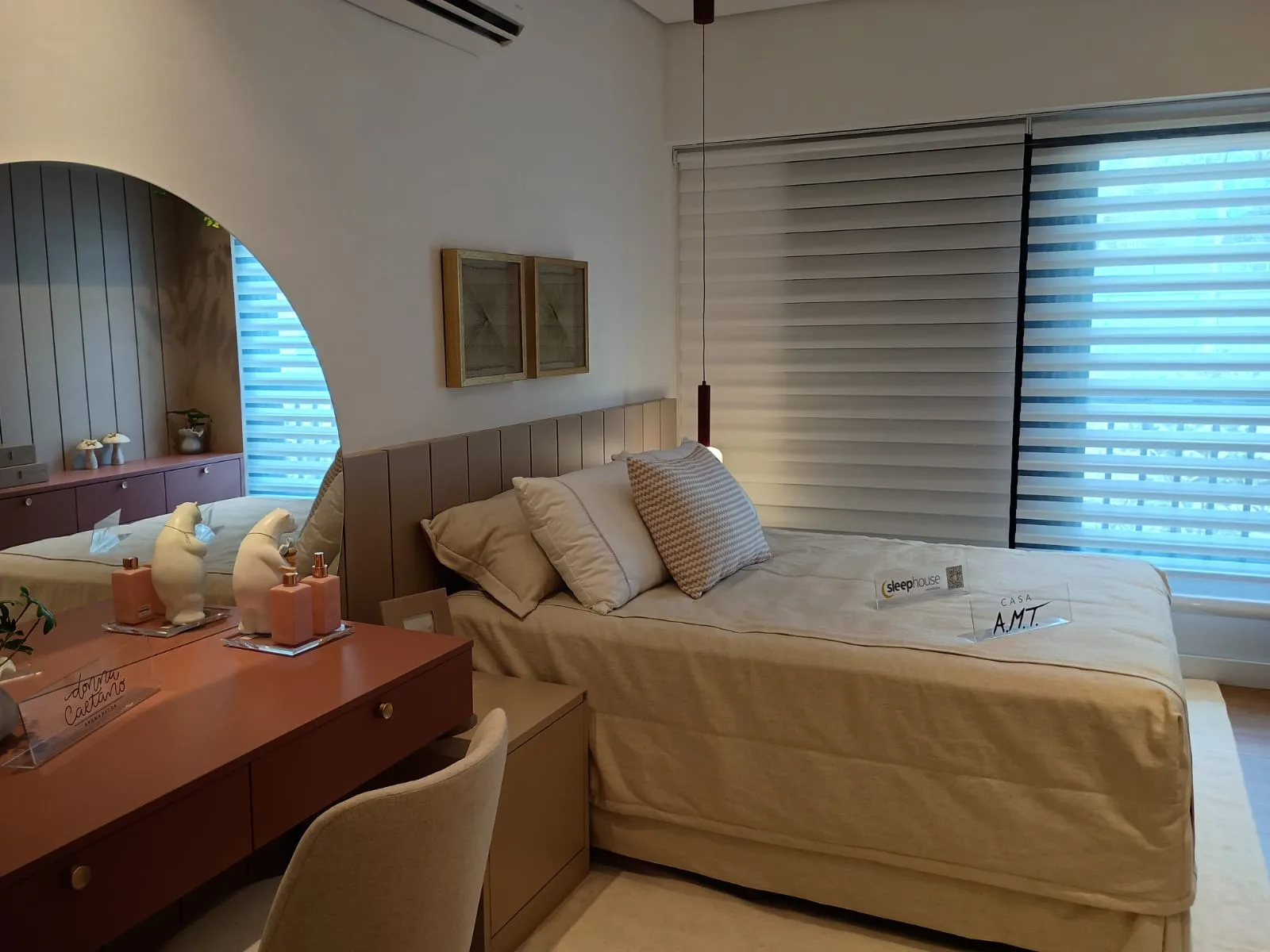 Quarto secundário com penteadeira e espelho arco