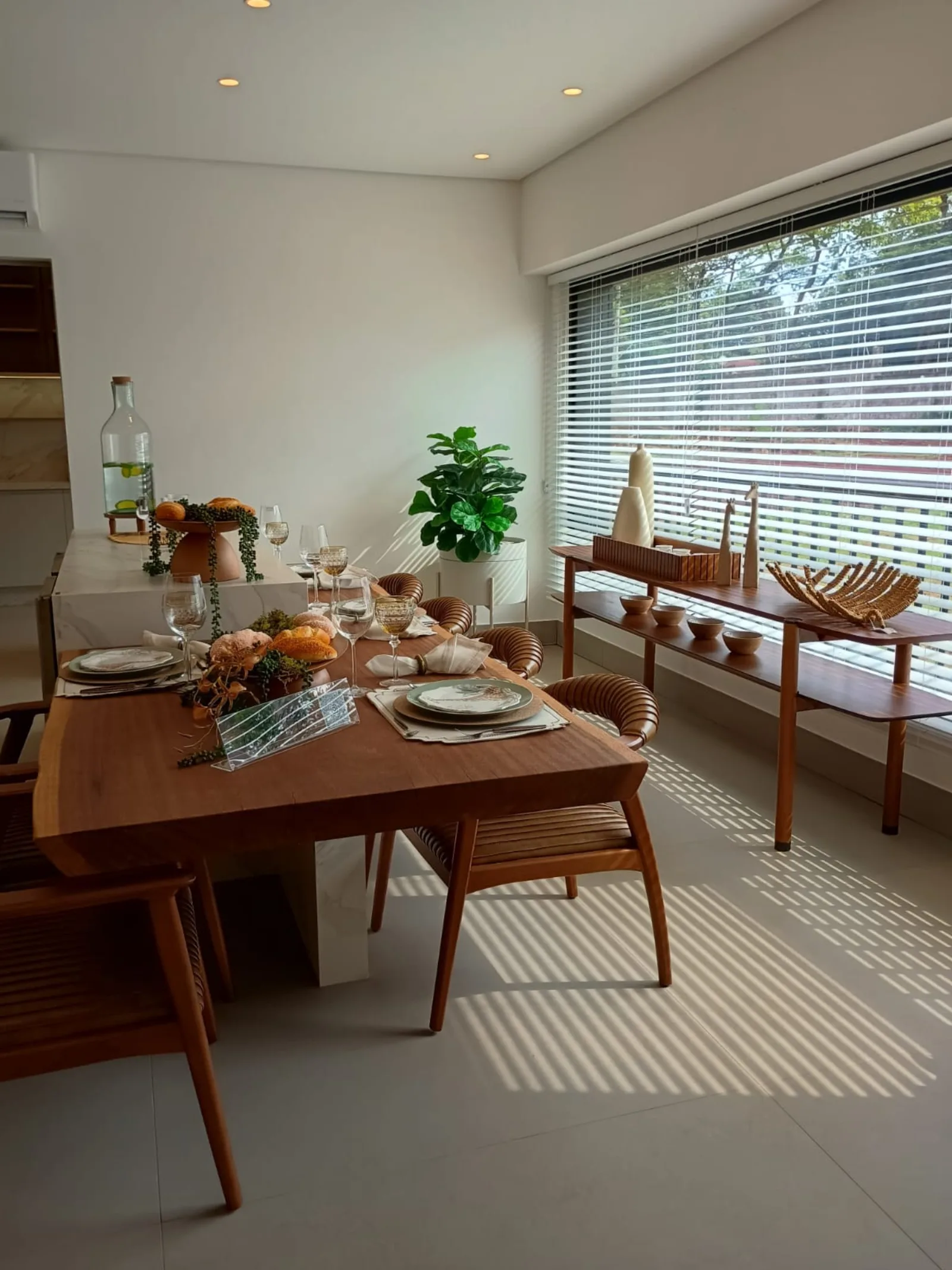 Sala de jantar retangular ao lado da varanda