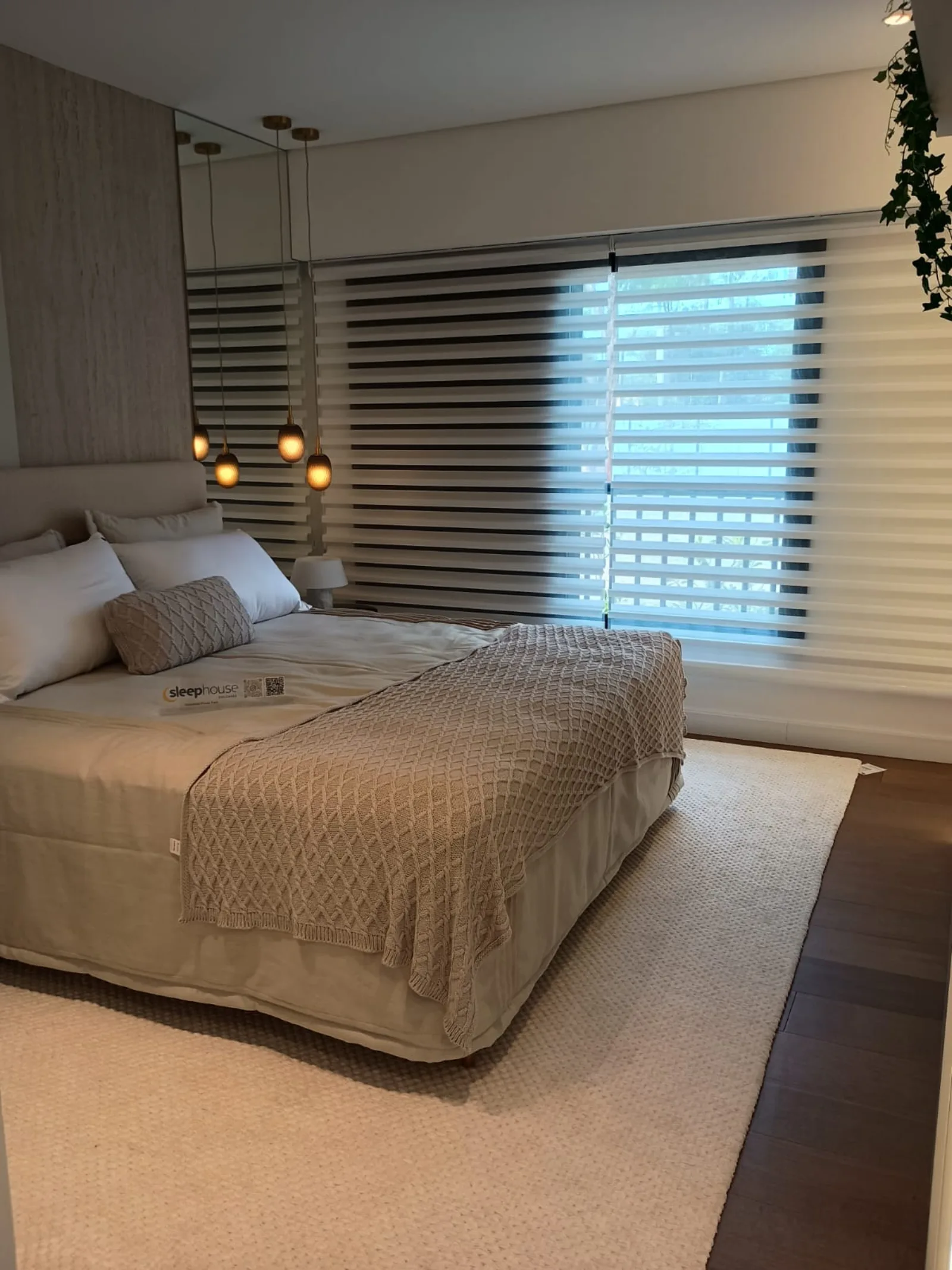 Suíte master com cama king e iluminação âmbar